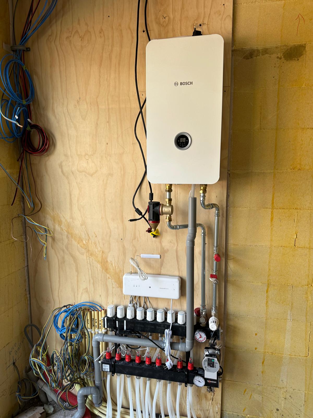 Bosch elektrische ketel met vloerverwarmingsverdeler