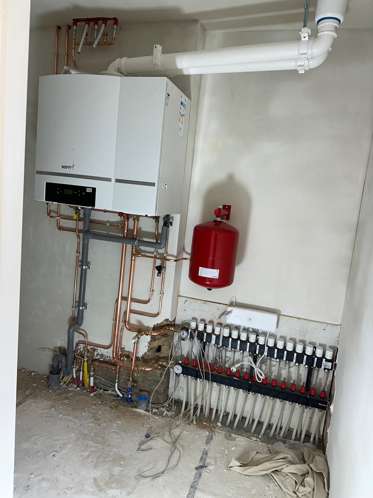 Nefit ketel met grote vloerverwarmingsverdeler